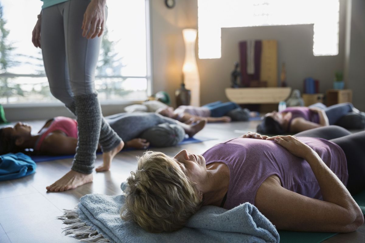 Was ist restauratives Yoga und was sind seine Vorteile?