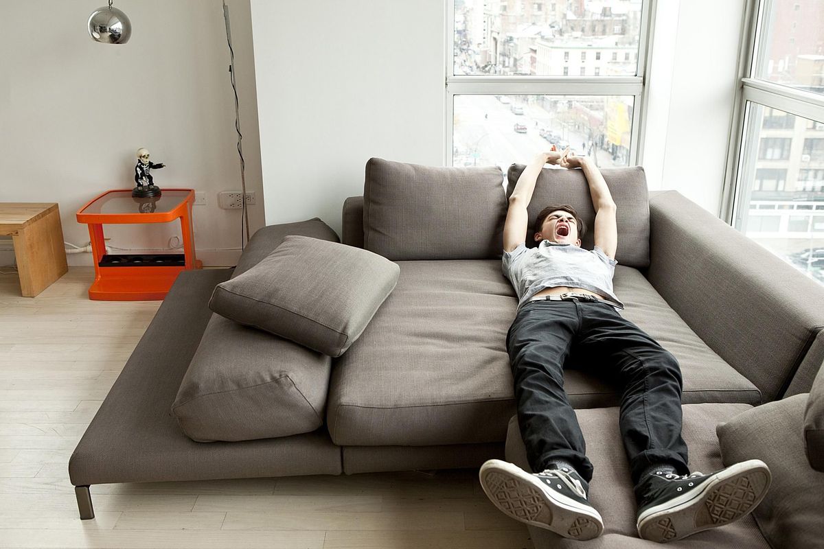 Ребенок ничего не боится. Ленивый подросток. Подросток лежит на диване. Валяюсь на диване. Диван для подростка.