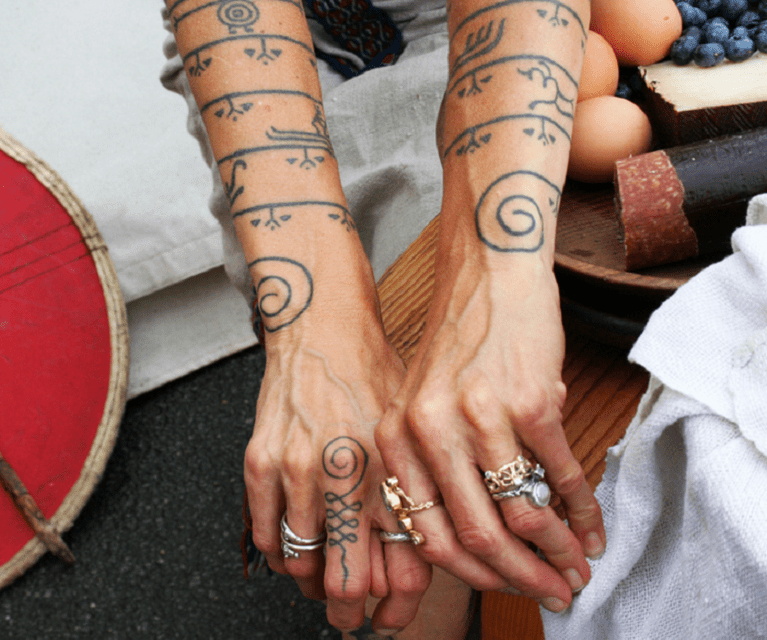 Tetování vikingských runů. Nordic Talismans