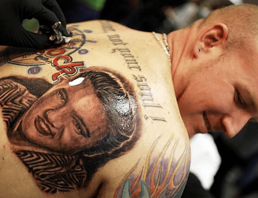 Tatueringar tillägnad Elvis Presley. Kungen lever fortfarande