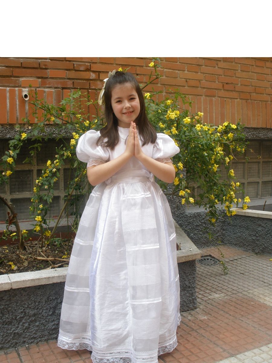 Kleid und Zubehör für ein Mädchen, um die erste Kommunion zu nehmen