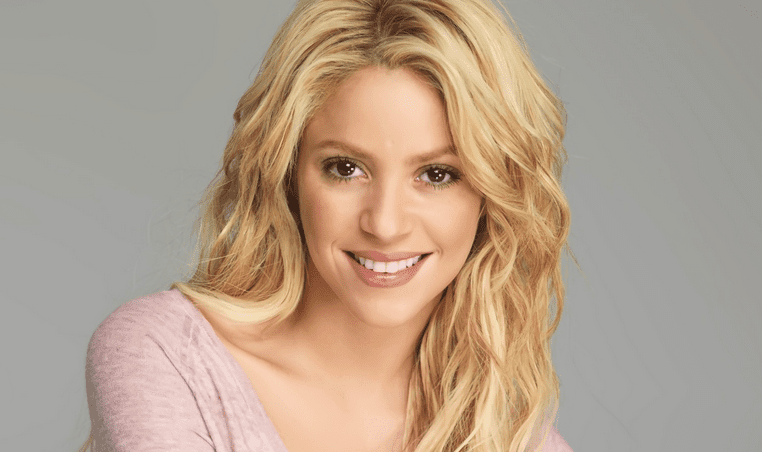 proeminente colombiana Shakira bate recordes desde a adolescência