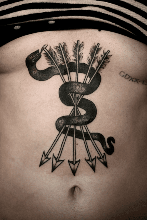 Tattoos von Krähen und Schlangen