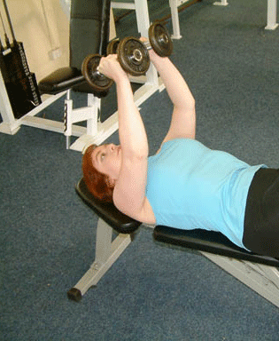 Tři svaly do pectorální tělocvičny, ramen a tricepsu