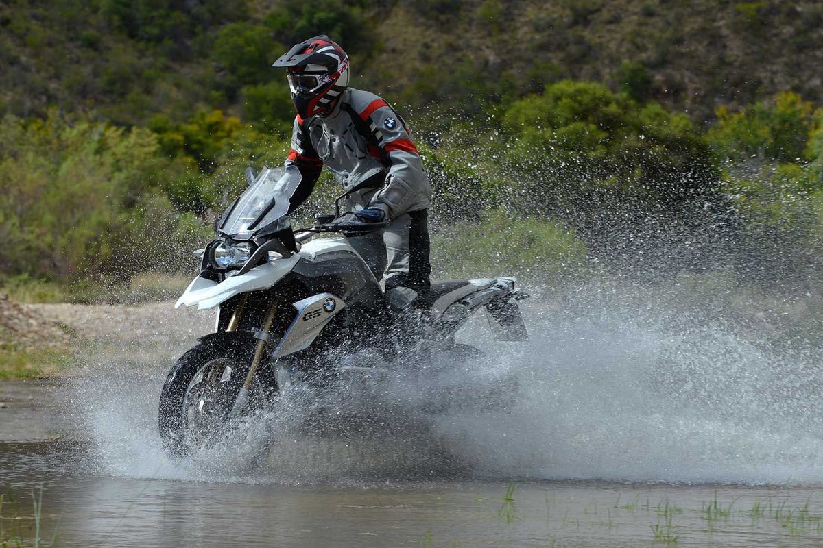 Wie man einen Fluss mit dem Motorrad überquert